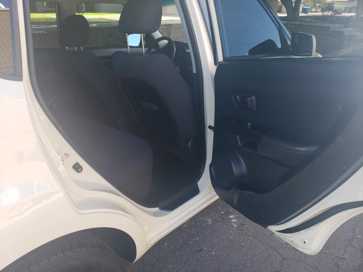 2013 WHITE /black Kia Soul base (KNDJT2A51D7) with an 1.6l i4 engine, 4-Speed Automatic transmission, located at 323 E Dunlap Ave., Phoenix, AZ, 85020, (602) 331-9000, 33.567677, -112.069000 - 2013 Kia Soul,.......EXCELLENT condition, A Real Must See!!.... Ice cold A/C, No accidents, Power everything, Stereo/cd player, Phone sync, Bluetooth, Satellite compatible, Clean black interior with black cloth seats in near perfect condition, power windows, power door locks, clean Arizona title, Ru - Photo#14